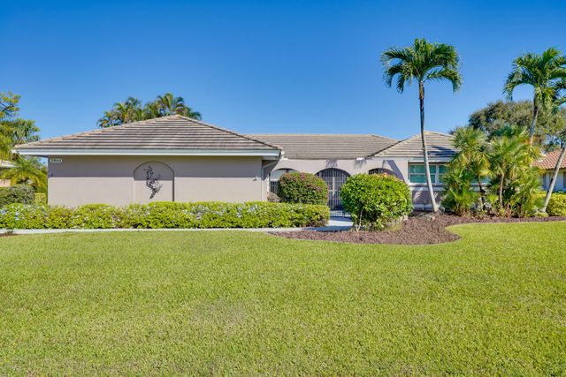 $695,000 | 2861 Southeast Fairway West | The Yacht and Country Club