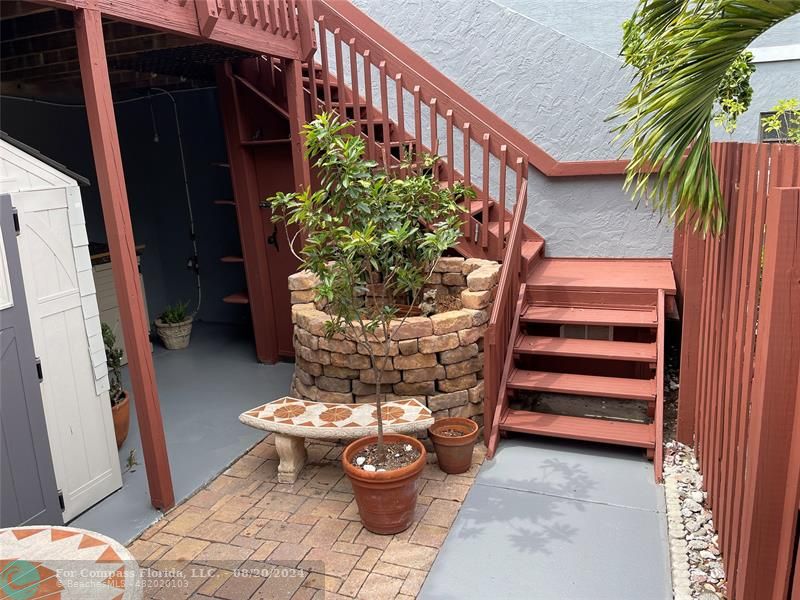 a view of entryway with a front door