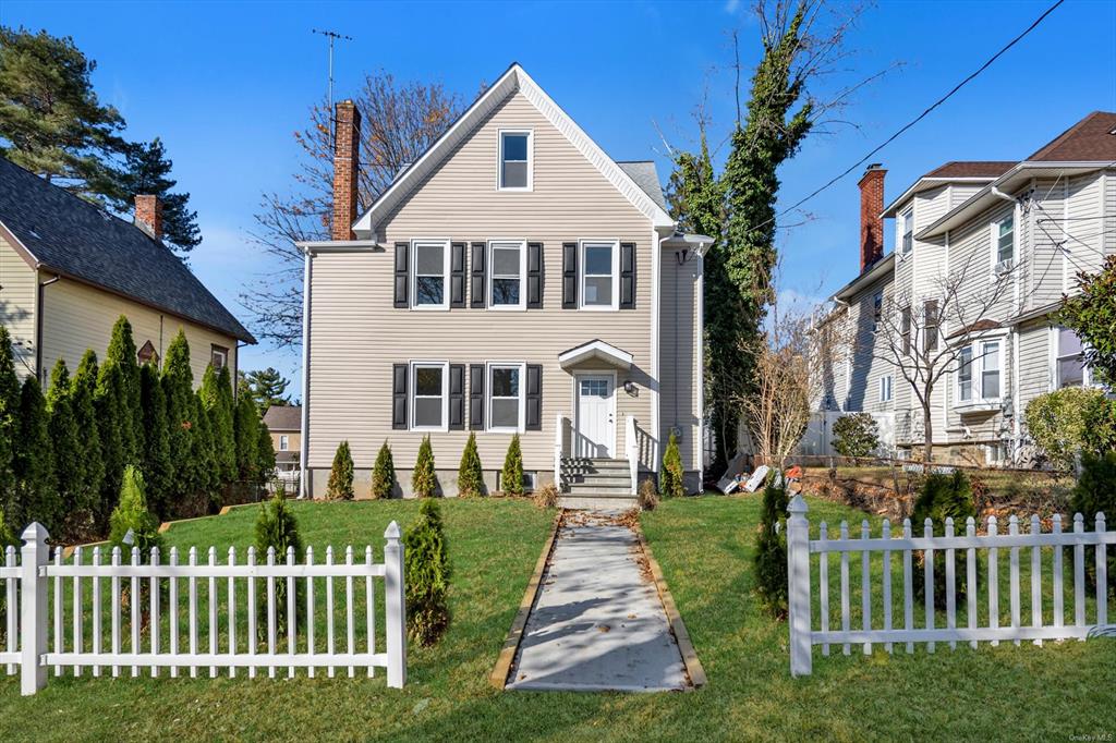 View of front property featuring a front lawn