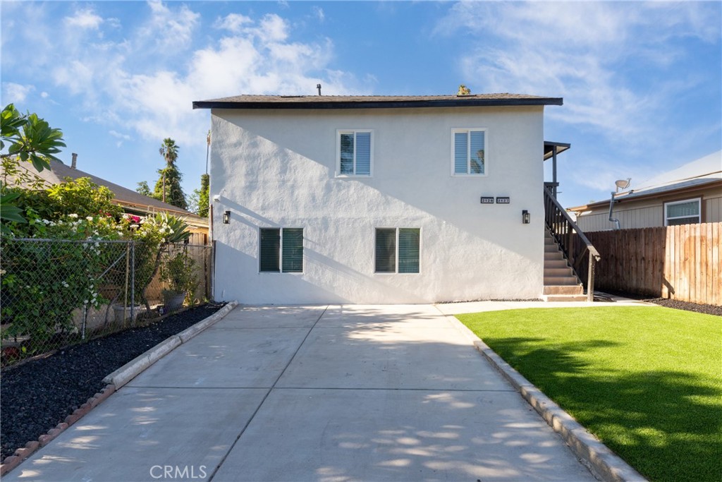 a front view of house with yard