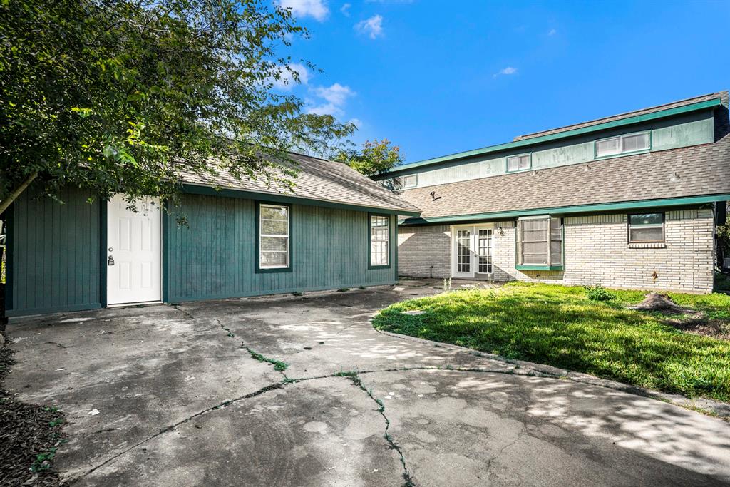 Welcome home to a multi family home located in the tranquil area in Texas City. This home features a one bedroom apartment, fully renovated, with its own kitchen, washer and dryer plus living space, in addition to the over 2,800 sqft home that features 4/5 bedrooms and 2.5 bathrooms.