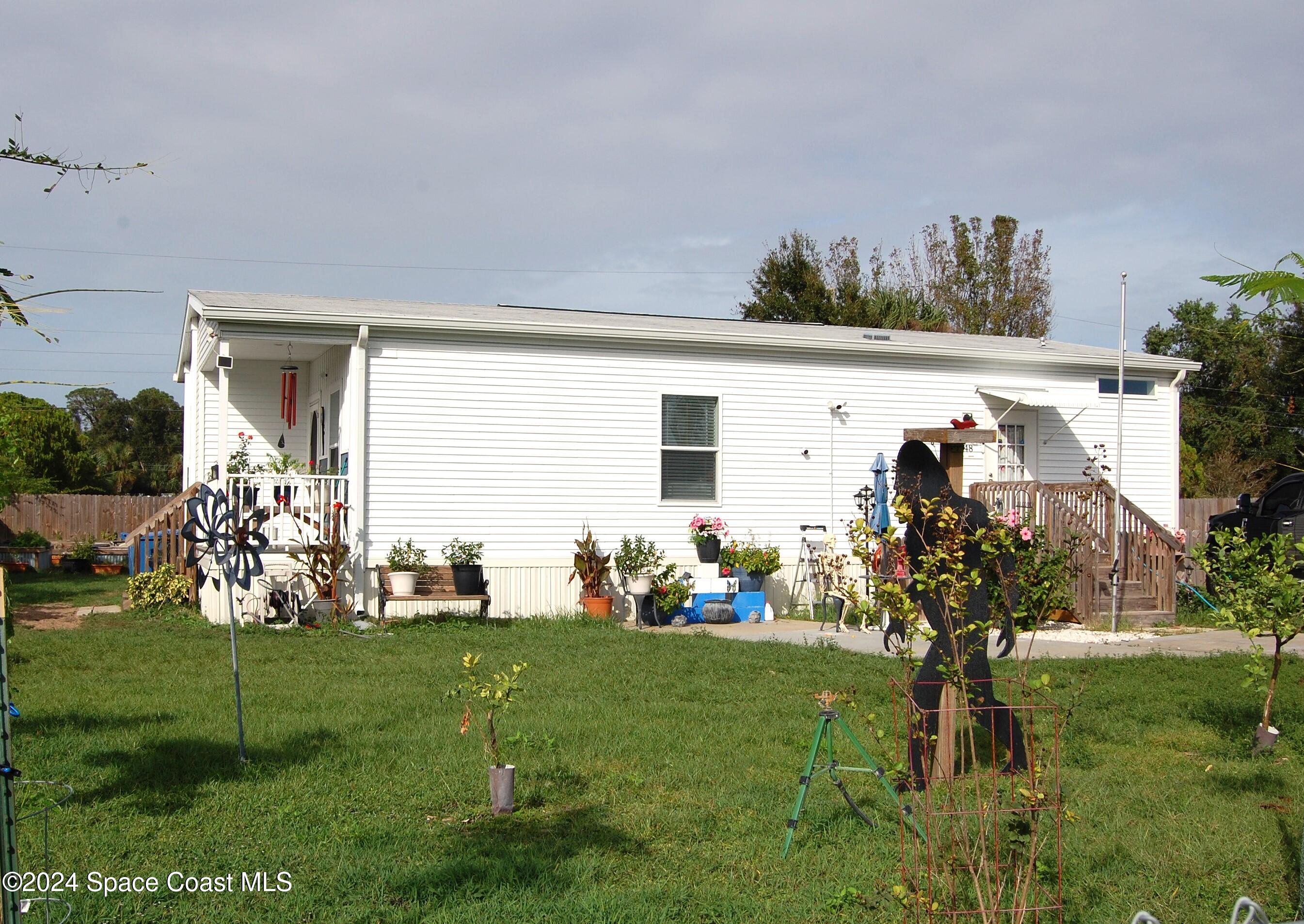 a view of a house with a backyard