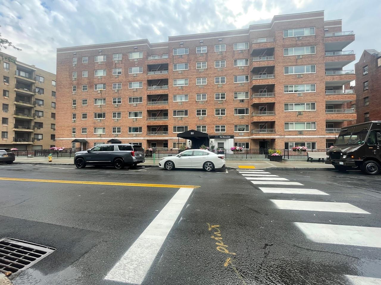 a buildings with cars parked in front of a building