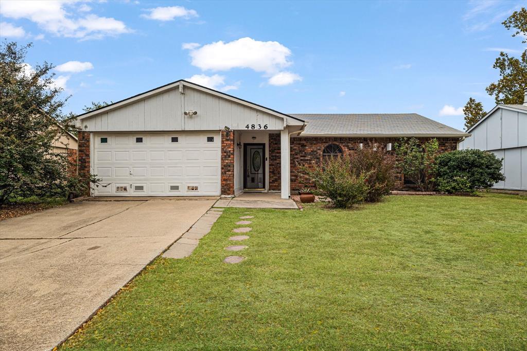 a view of a house with backyard and garden