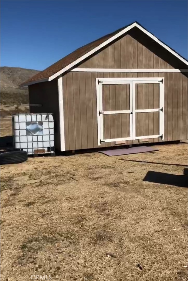 a view of a house with backyard