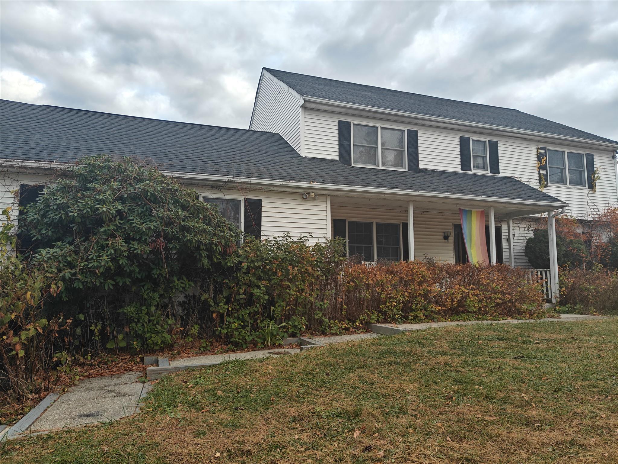 Front of property featuring a front yard