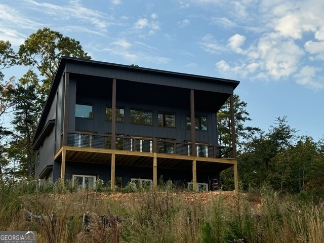 a view of house with front yard