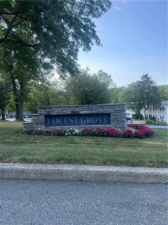 Community sign featuring a yard