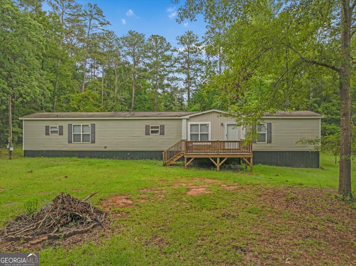 a view of a house with a backyard