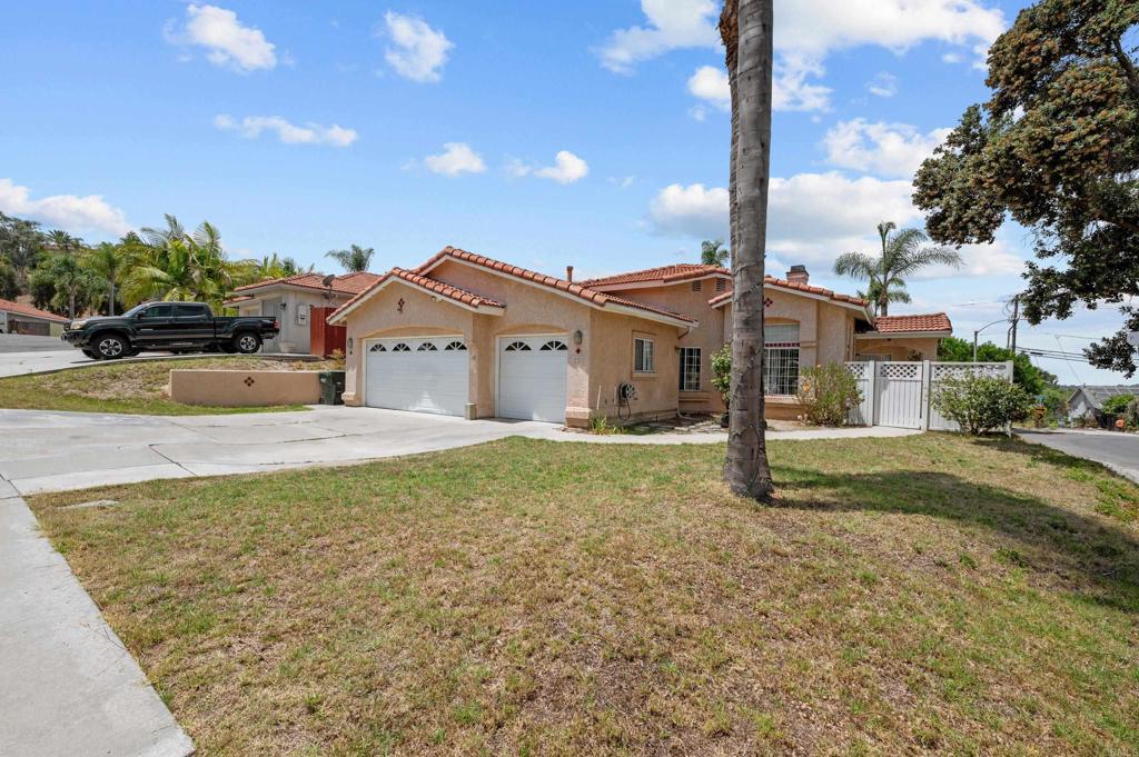 a view of a house with a yard