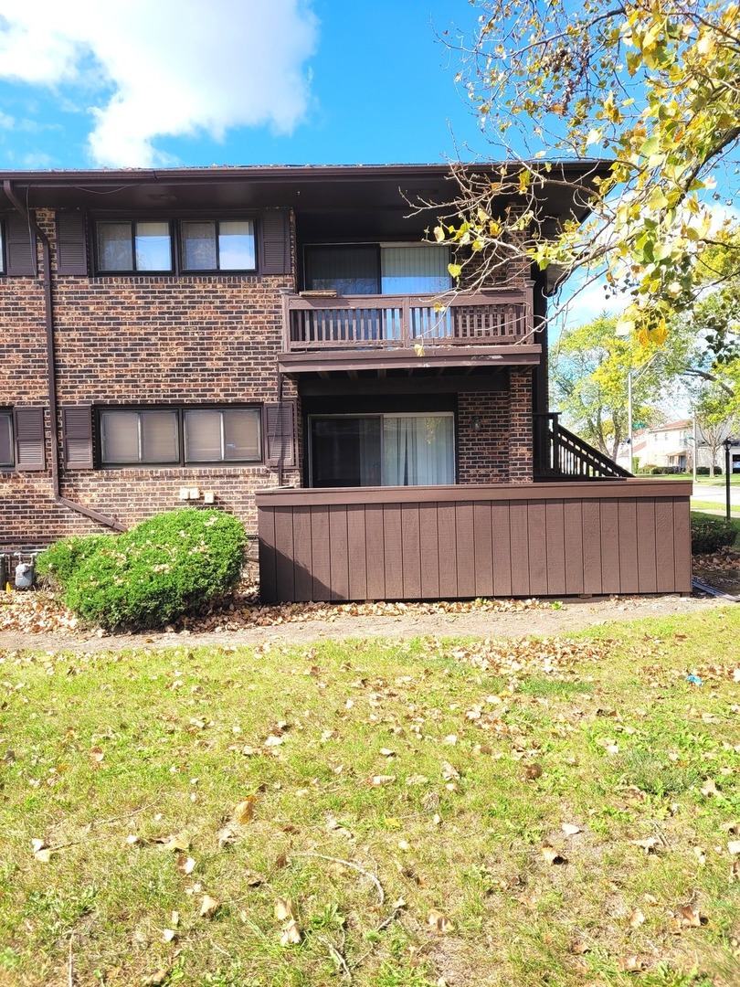 a view of a house with a yard and garage