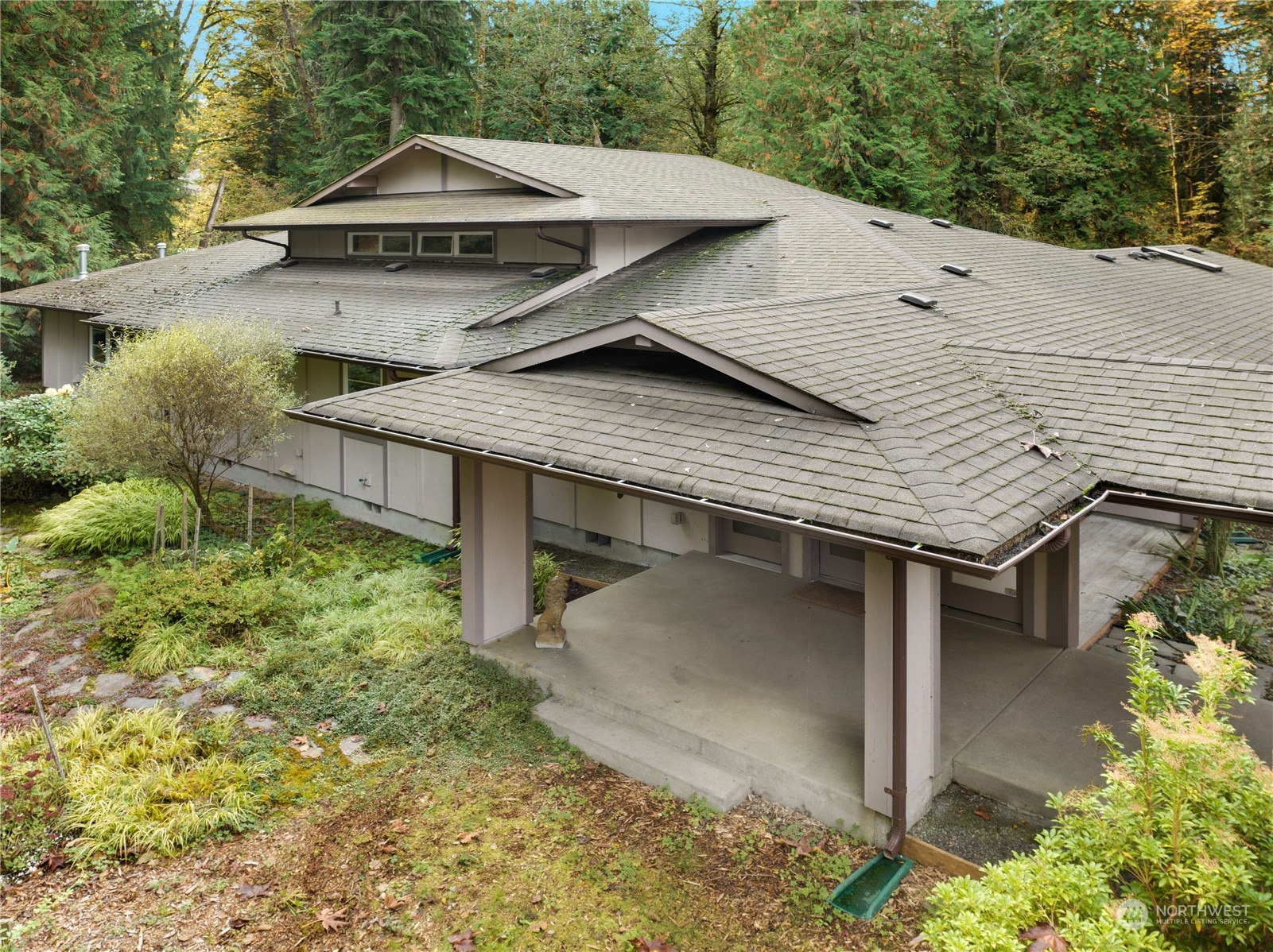 a house view with a outdoor space