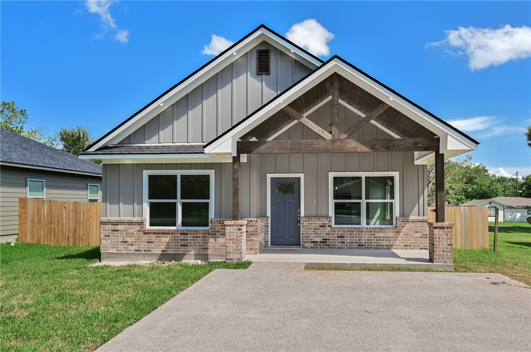 Craftsman inspired home featuring a front yard and