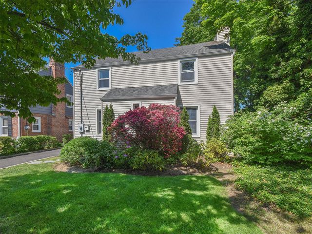 $1,399,000 | 45 Locust Place | Manhasset