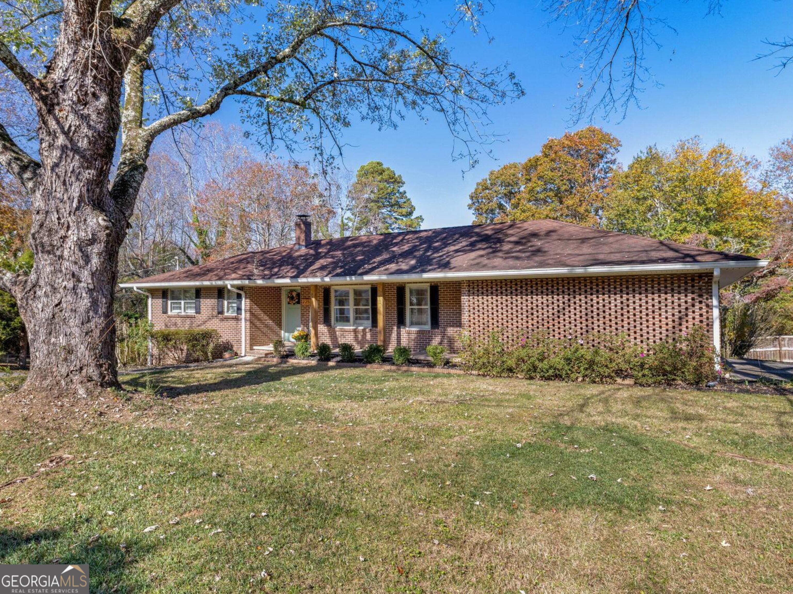 a view of a house with a yard