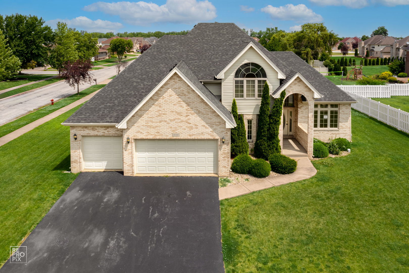 a view of a yard in front of house