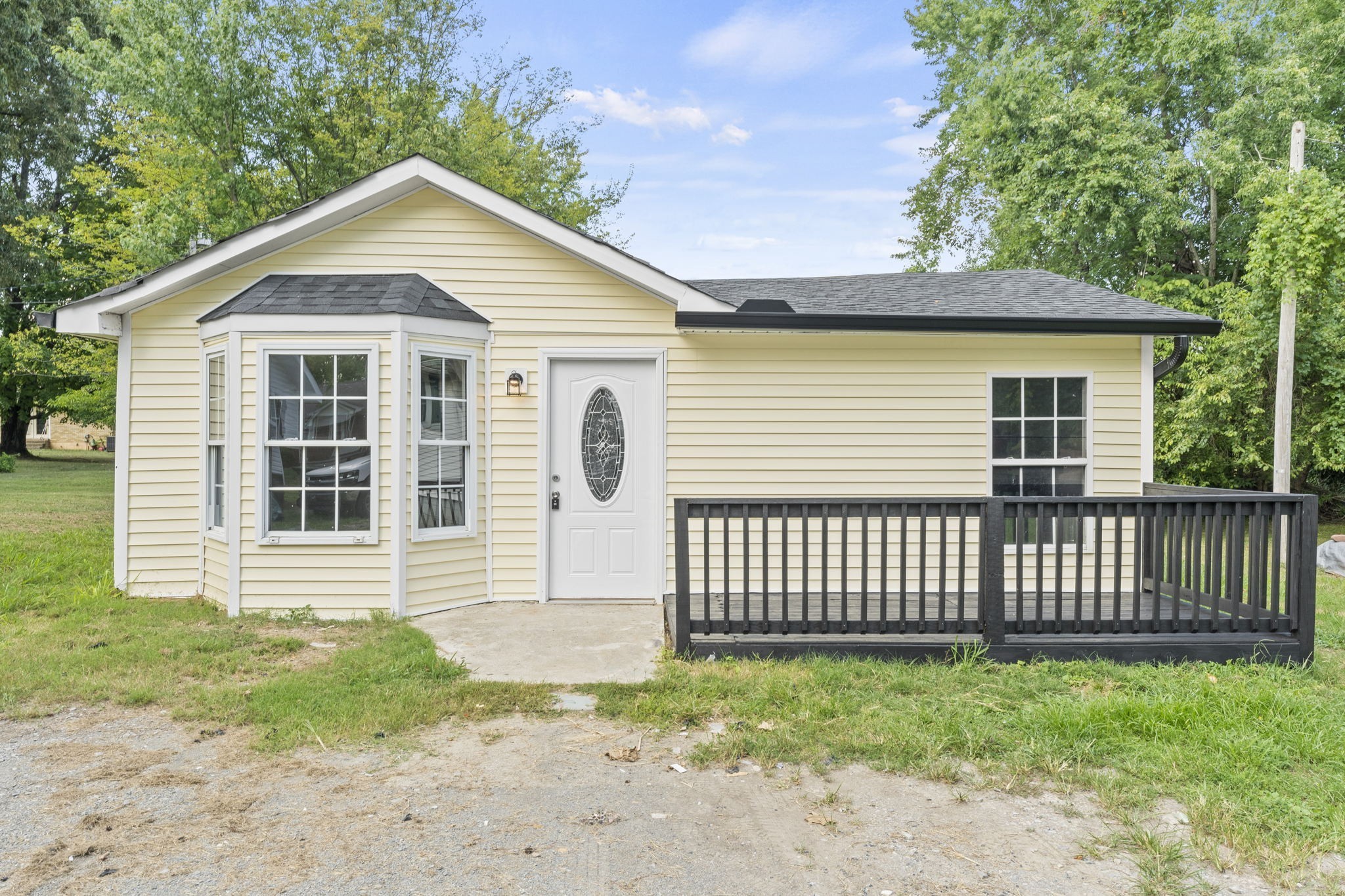 a view of a house with a yard