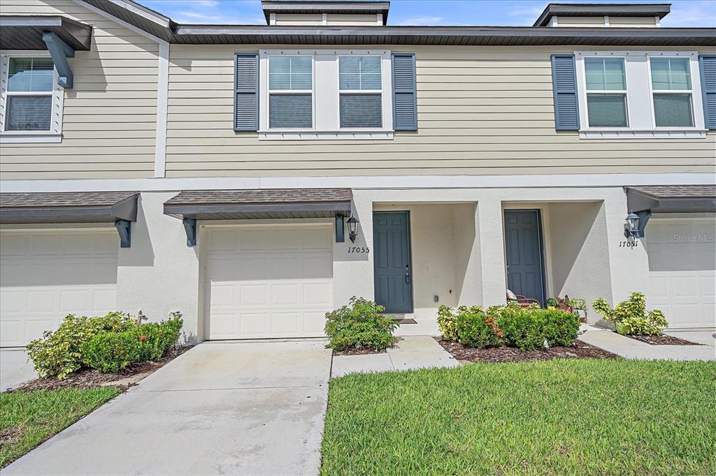 2 story/One car garage/driveway/Porch