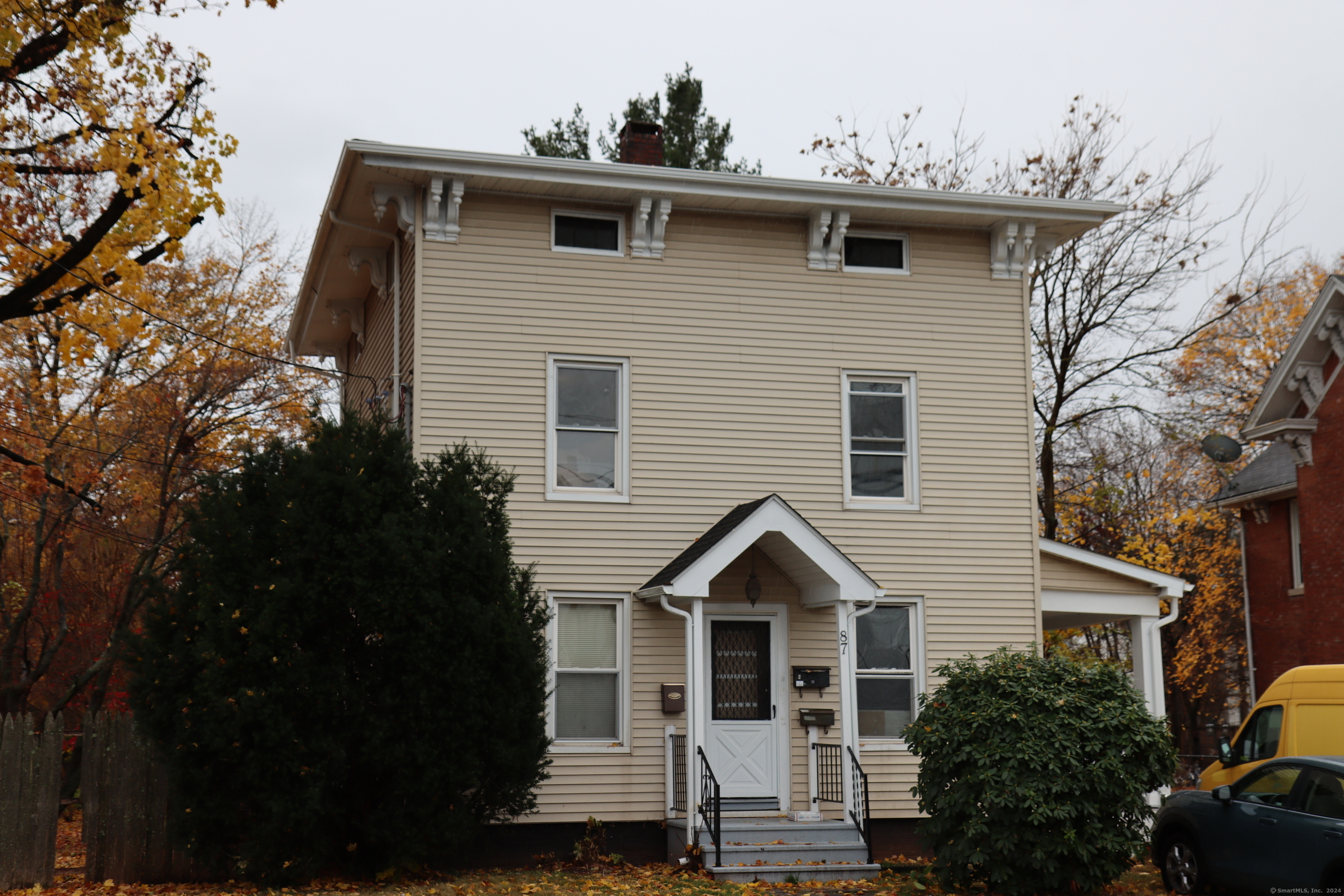 a view of a house with a yard