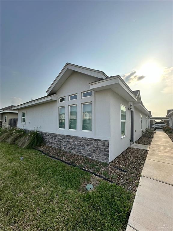 a view of a house with a yard