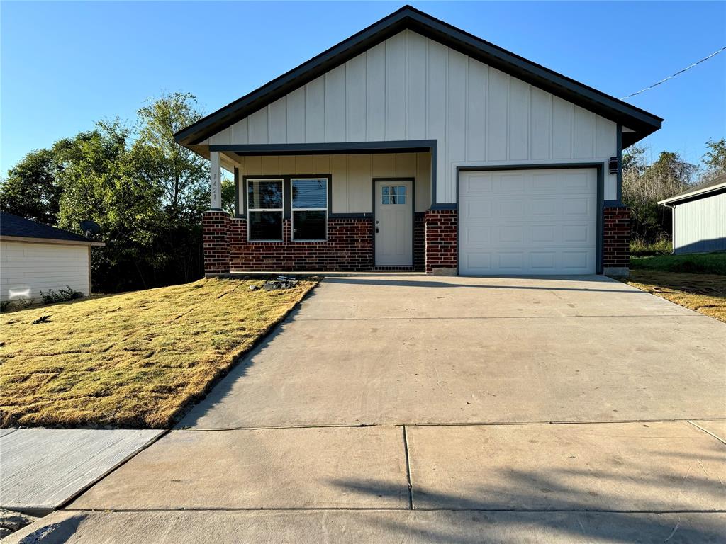 a front view of the house with garage