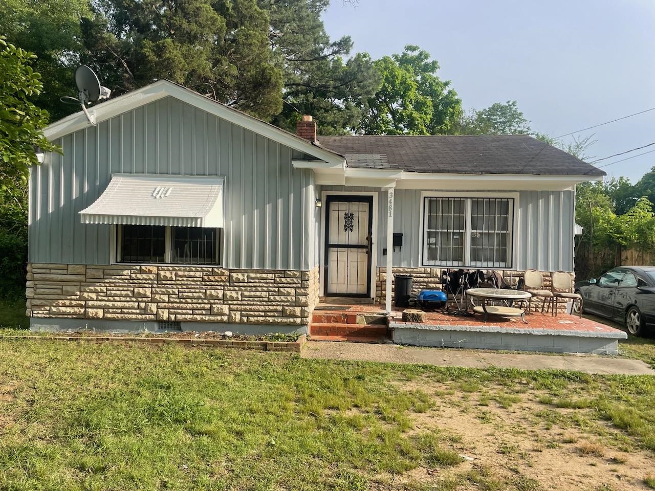 View of front of house featuring a front lawn