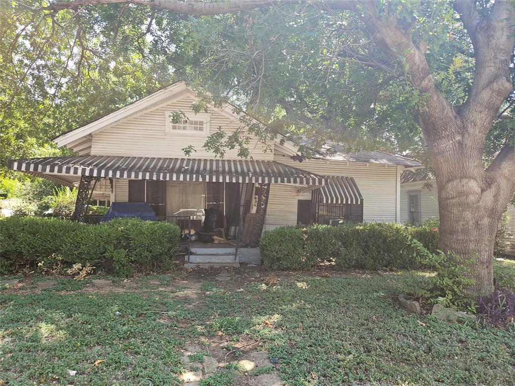 a view of a house with a yard and plants