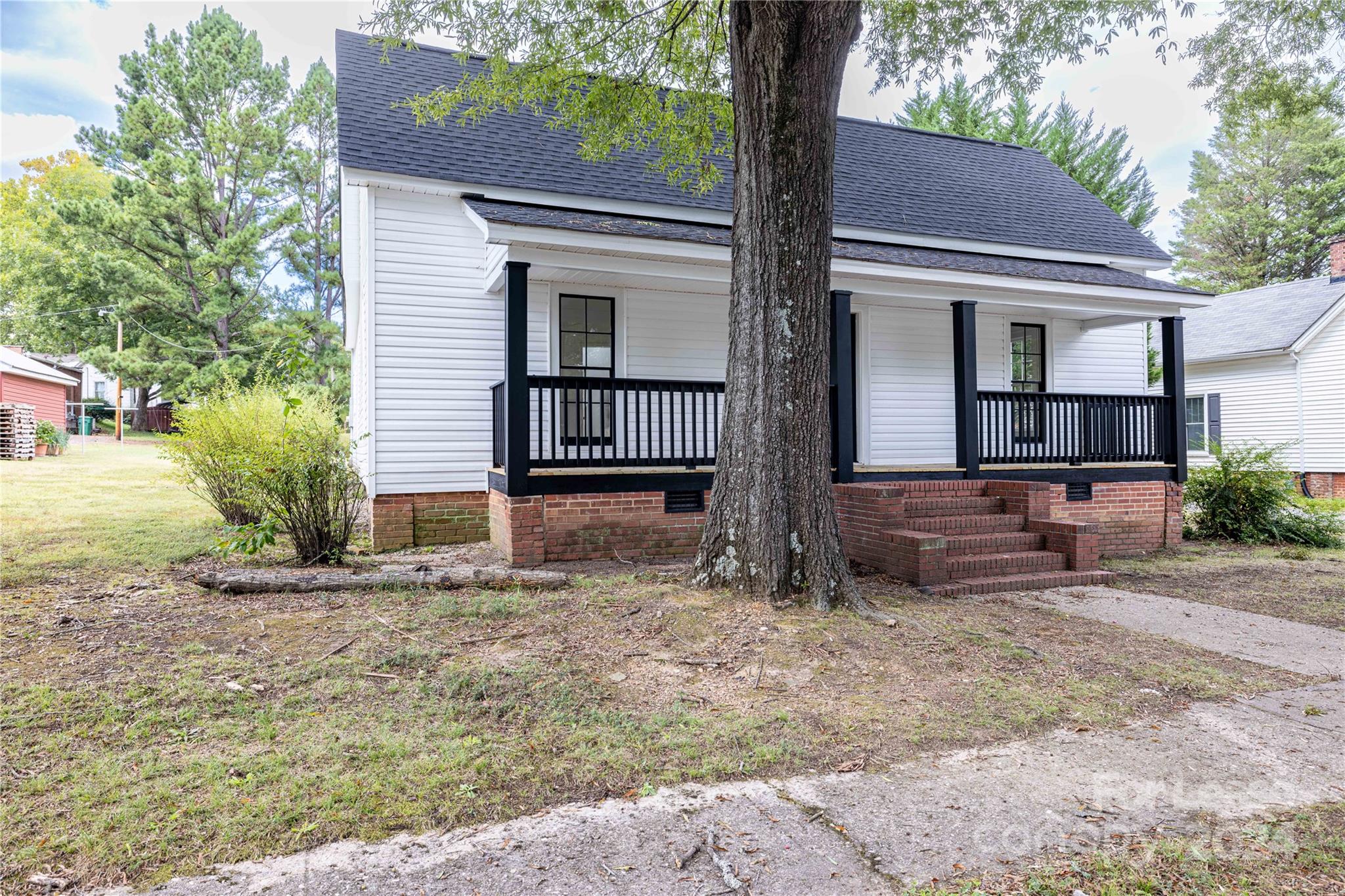 a view of house with backyard