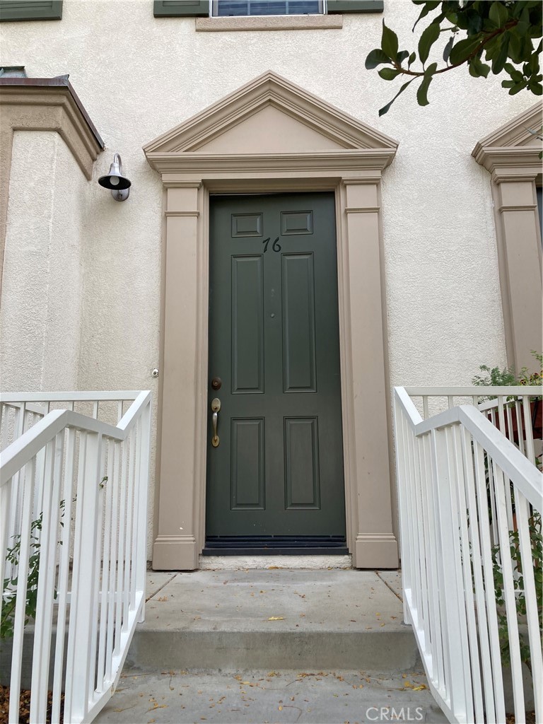 Front of townhome facing Victoria lane