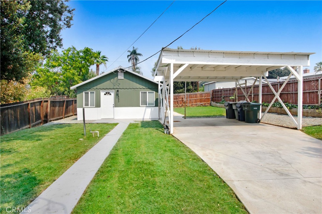 a view of a house with backyard and porch