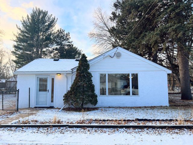 $2,200 | 1670 Stillwater Street | White Bear Township