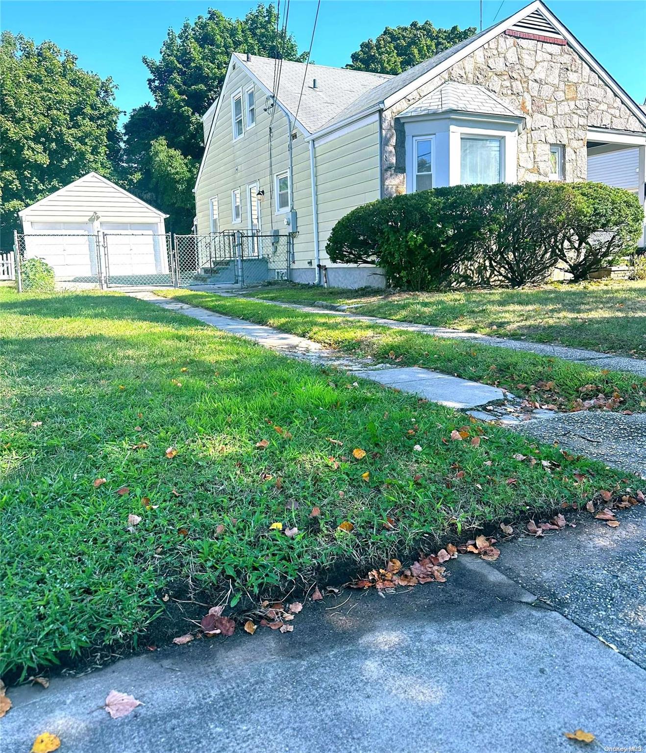 a view of a house with a yard and plants