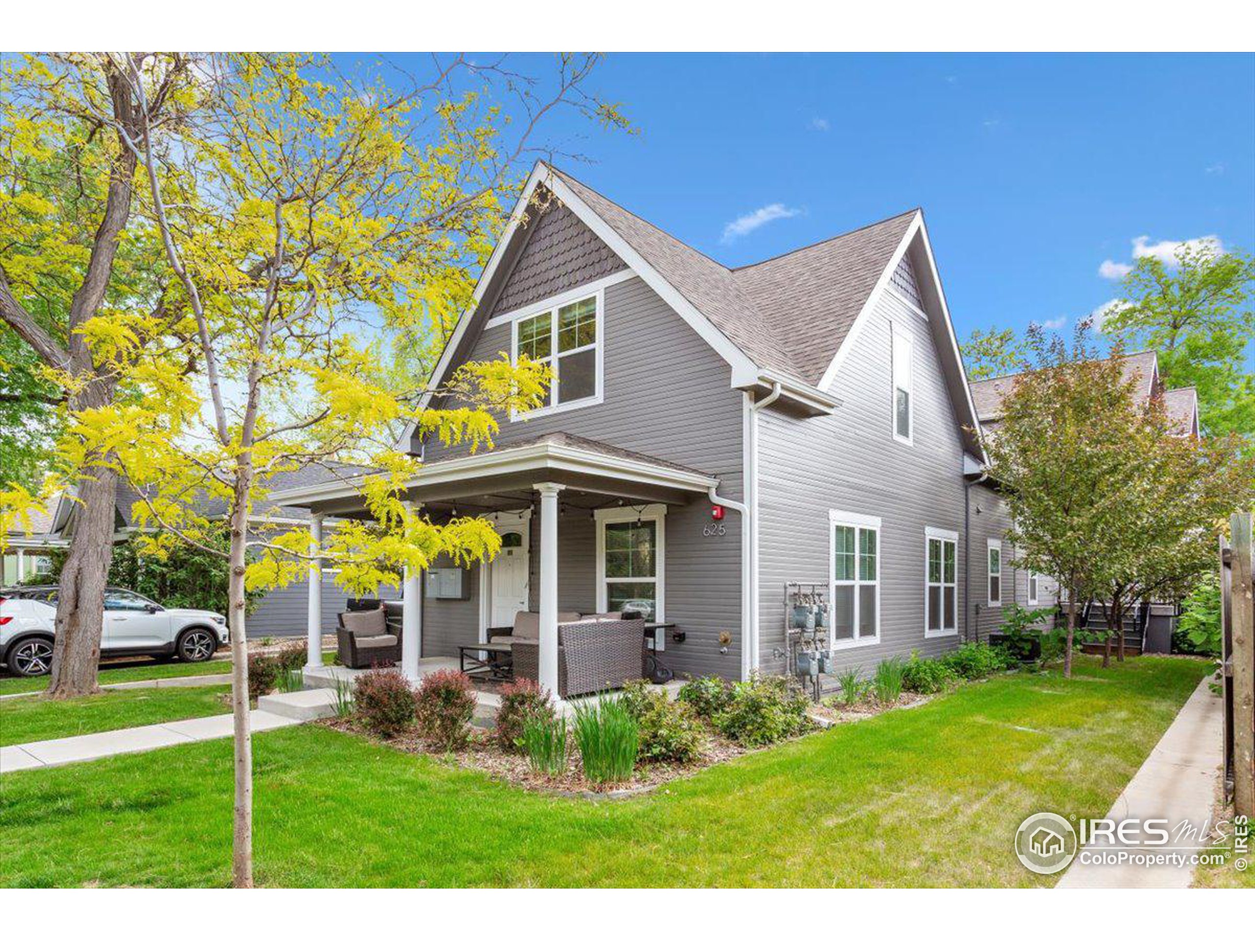 a view of a house with backyard