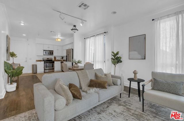 $475,000 | 6938 Laurel Canyon Boulevard, Unit 107 | North Hollywood