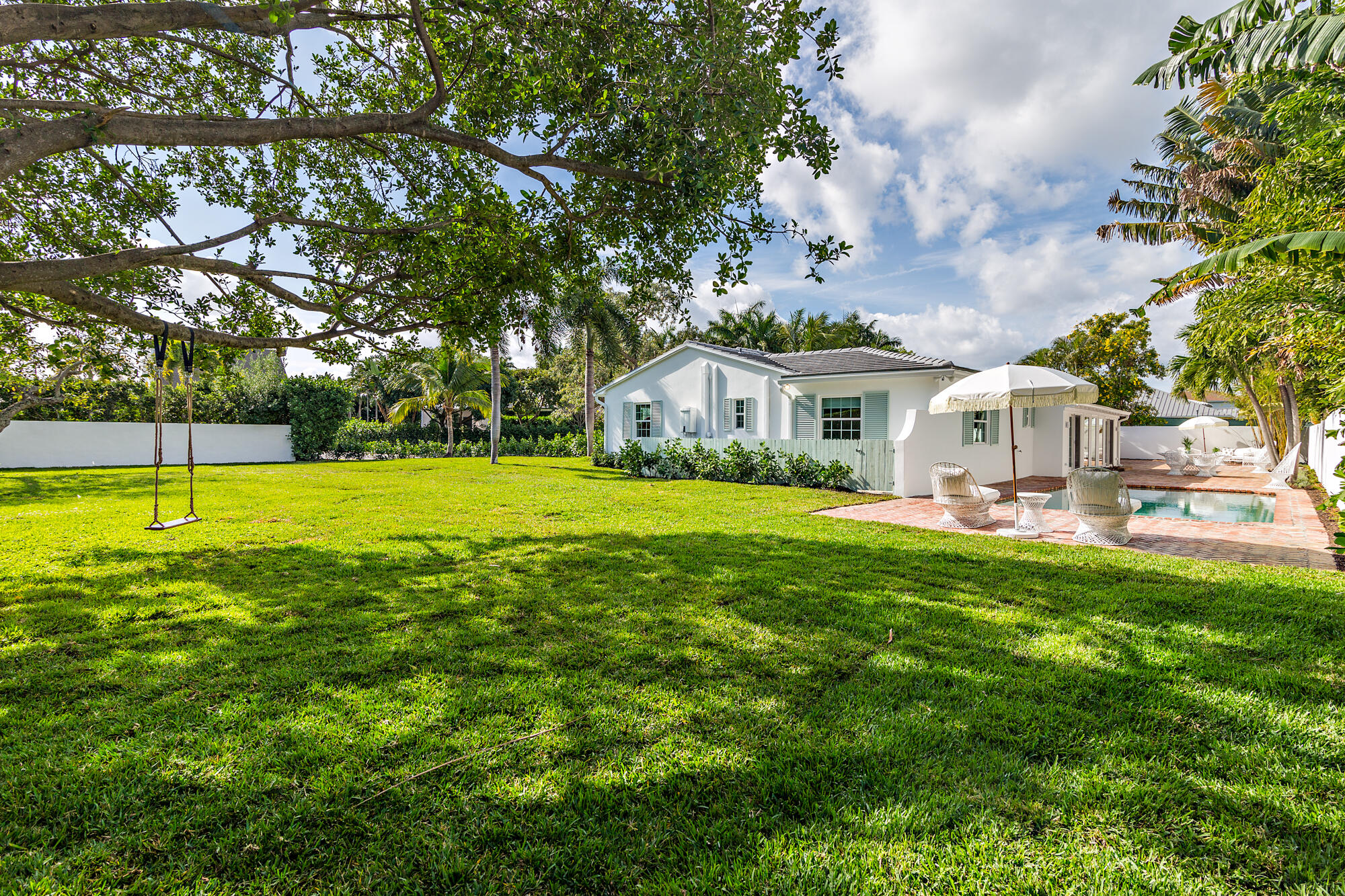 a view of house with a big yard