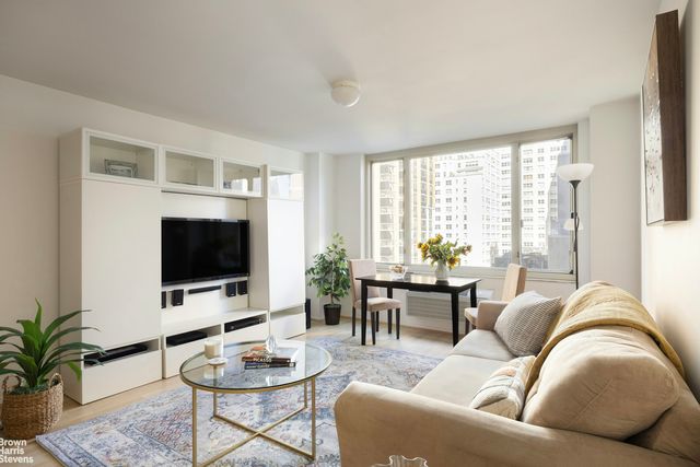 $750,000 | 130 West 67th Street, Unit 8L | Upper West Side