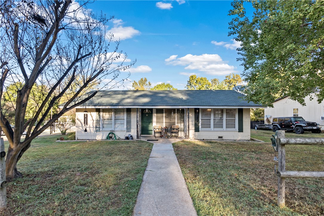 View of front of property featuring a front yard