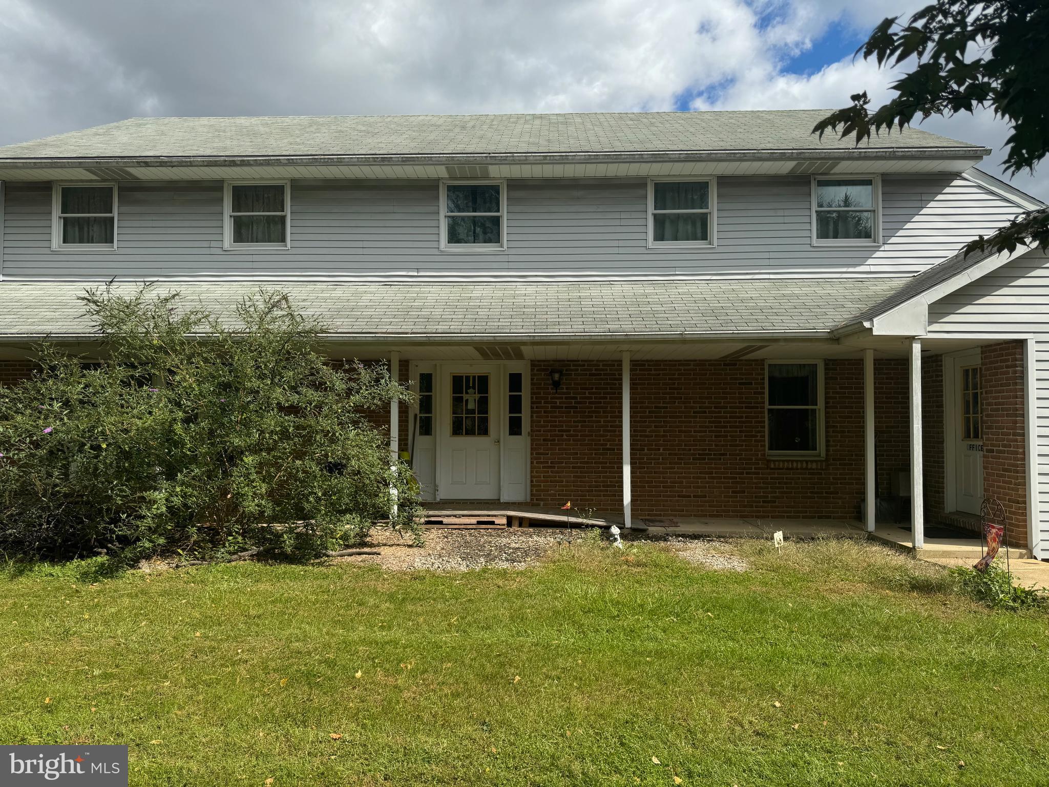 a view of front of a house with a yard