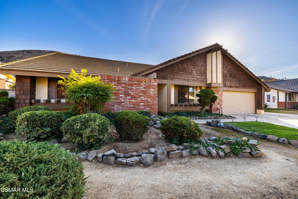 a view of a house with backyard and garden