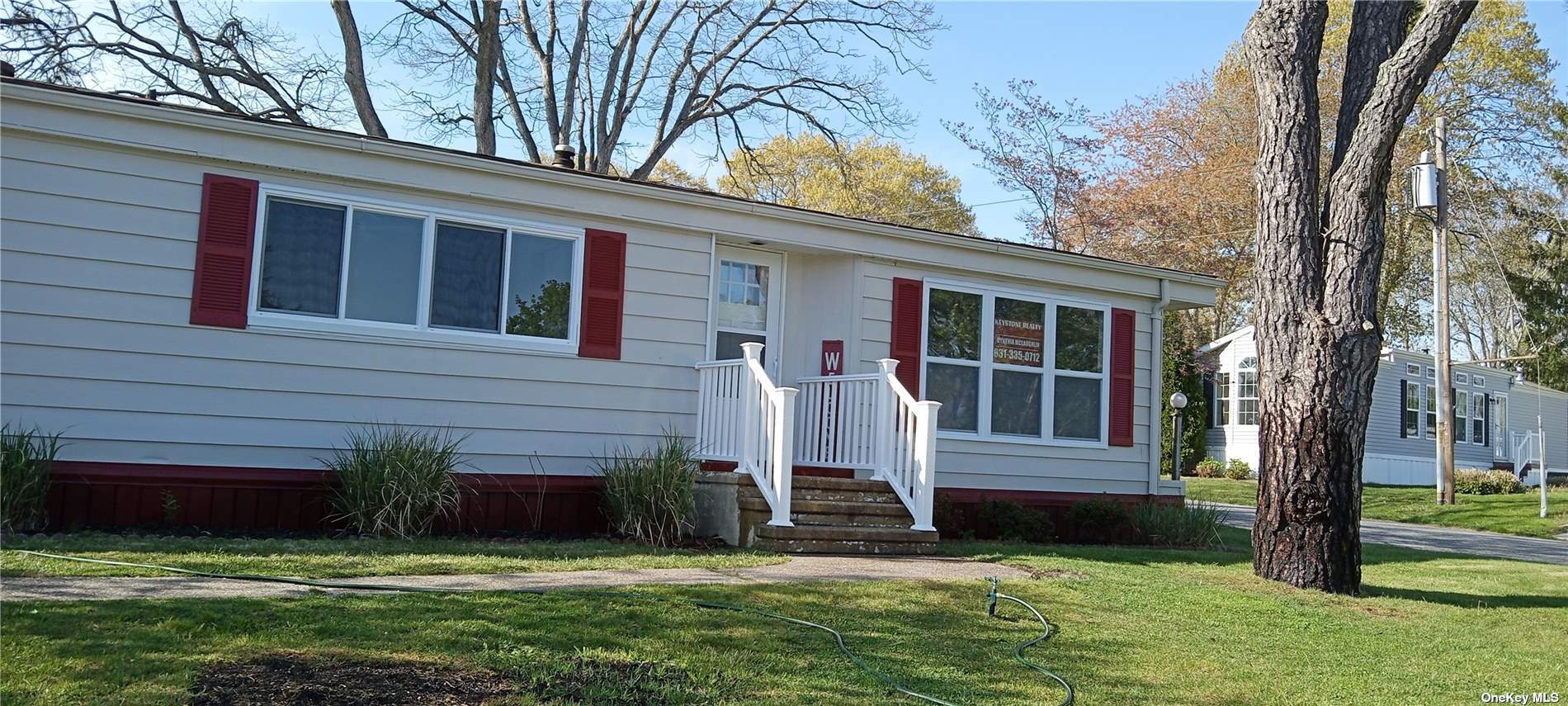 a view of a house with backyard