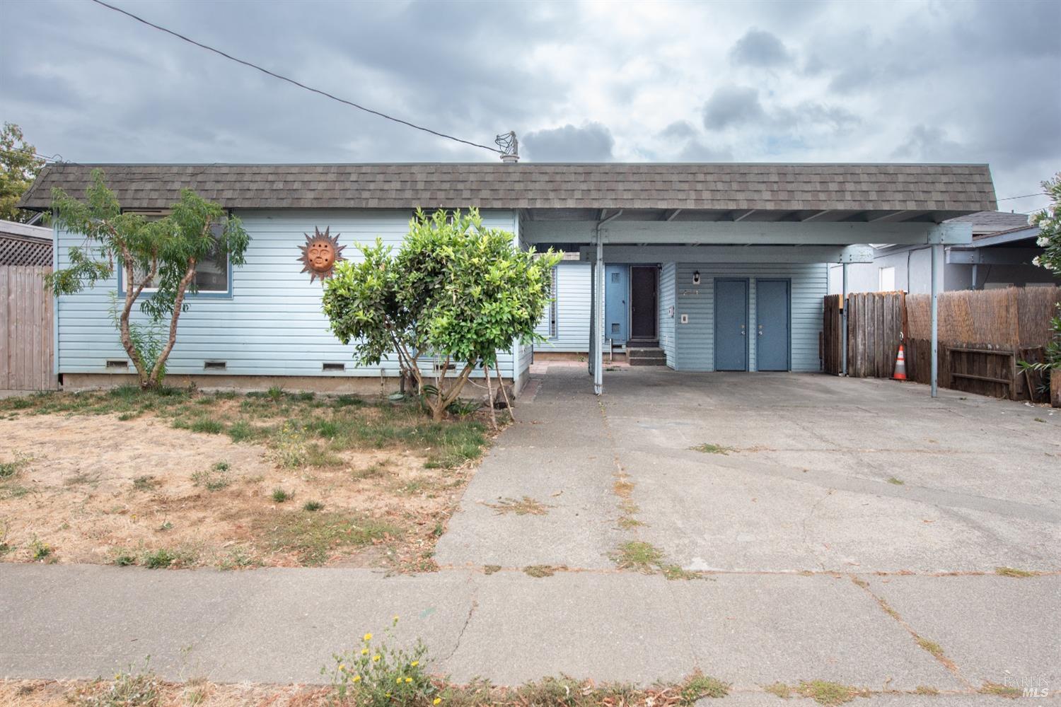 a view of a house with a yard