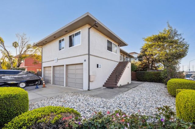 $1,900,000 | 900 Toyon Drive | Burlingame Gardens