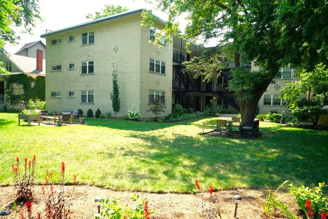 $290,000 | 4258 North Greenview Avenue, Unit 1D | Graceland West