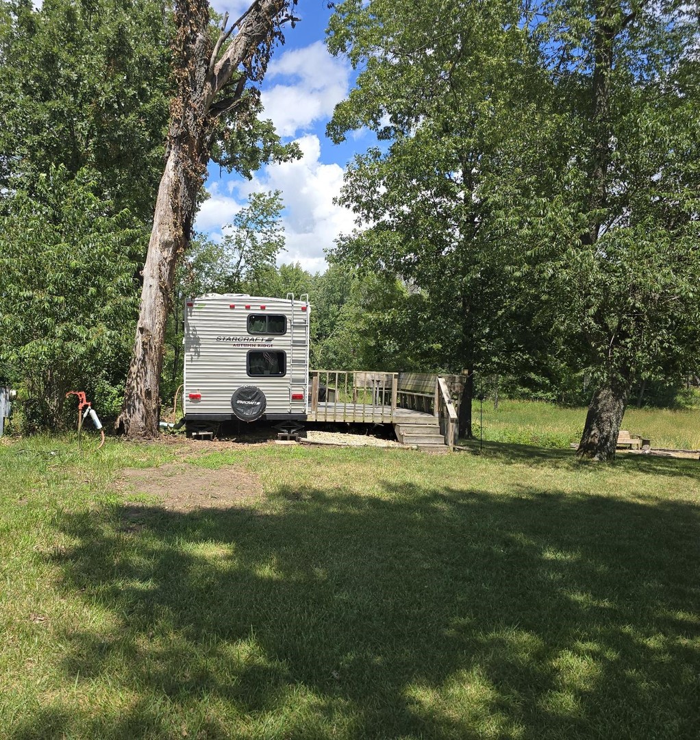 a view of a back yard