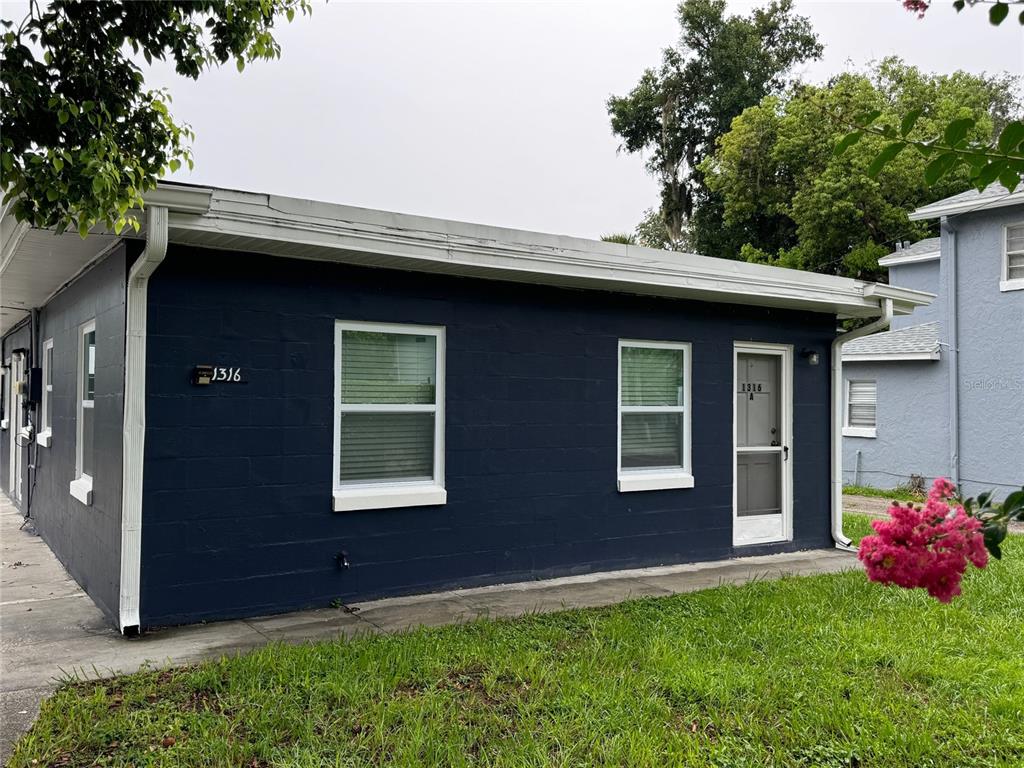 a view of a house with a yard