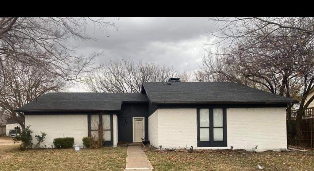 a view of a house with a tub