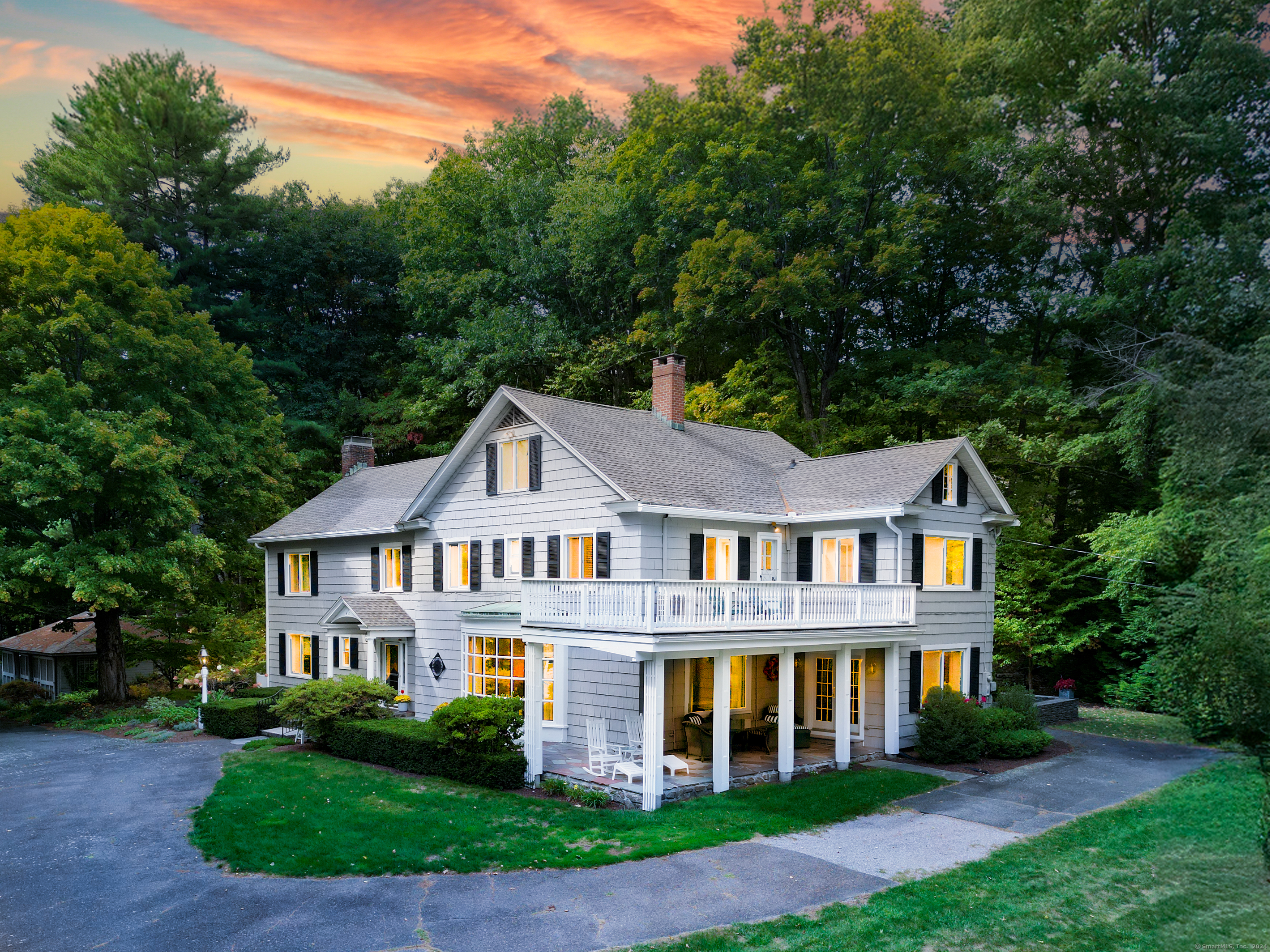 a view of a yard in front of house