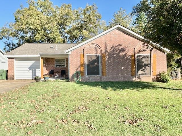 a view of a house with backyard