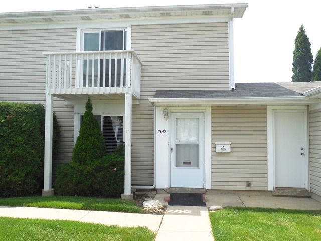 a view of a house with backyard and garden