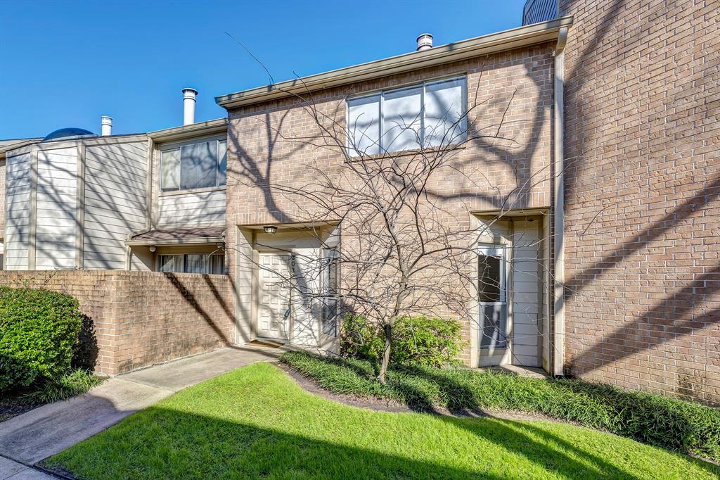 Welcome to 2032 Augusta Drive! Townhome located in Augusta Village in the Galleria area. In close proximity to the YMCA and HEB.